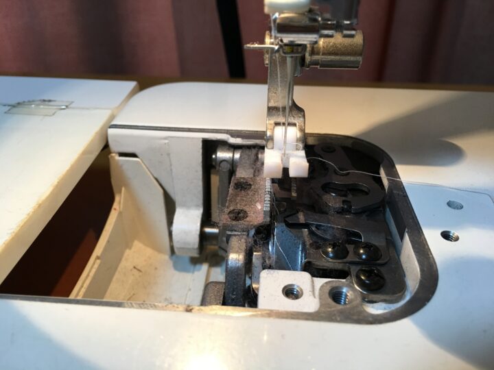 <strong>その場でミシンを修理、調整</strong><br><strong>（無理な場合はお預かり）</strong>