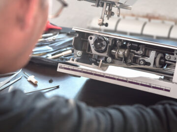 出張ミシン修理する職人さんの手元